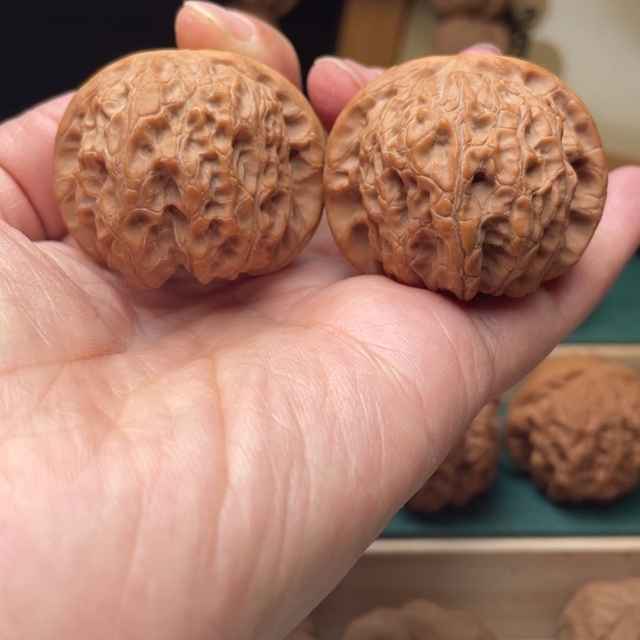 文玩核桃吊坠血麒麟