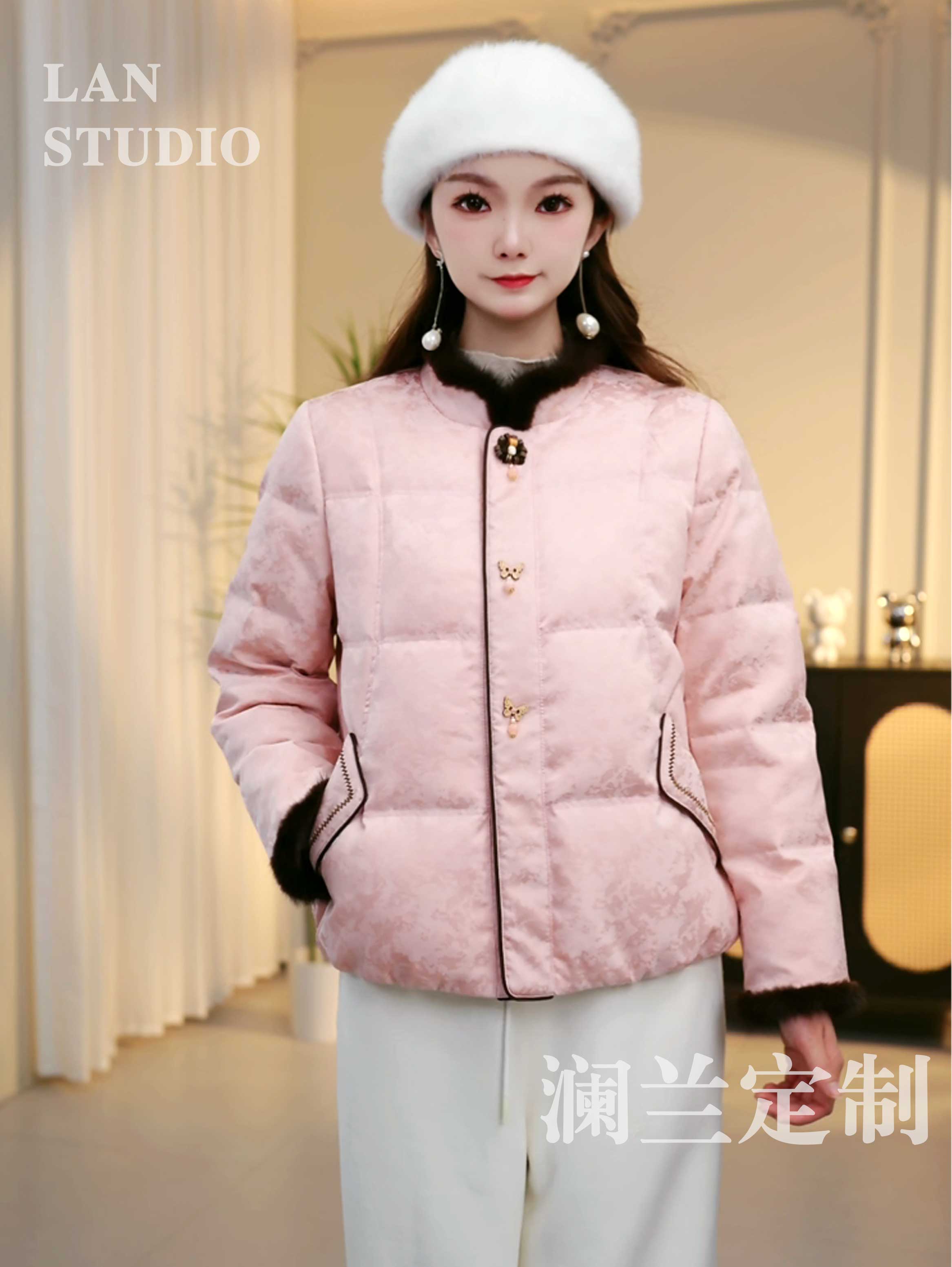 -蝴蝶纷飞-粉色刺绣毛领圆领国风90白鸭绒羽绒服显瘦女短款外套