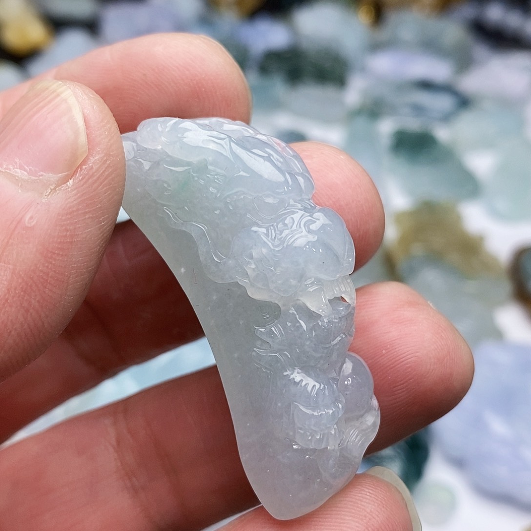 翡翠颈饰未镶嵌霸王龙手牌