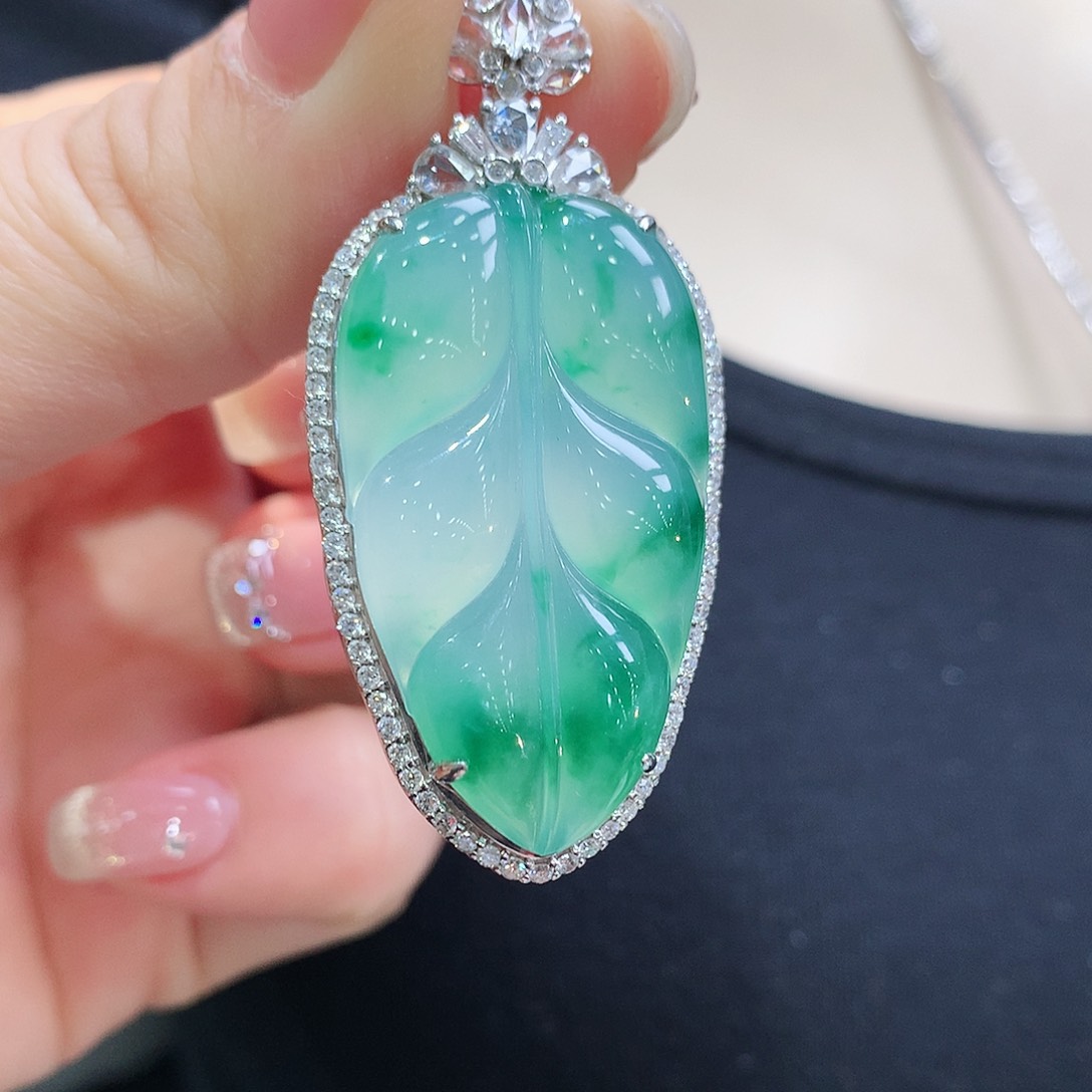 翡翠颈饰18K金镶嵌叶子