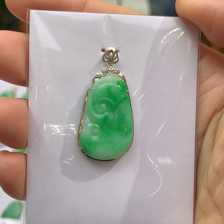 翡翠颈饰18K金镶嵌翡翠吊坠