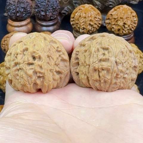 文玩核桃吊坠白狮子