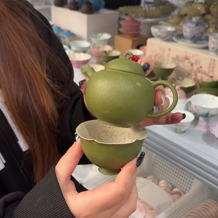陶摆件壶加杯。          