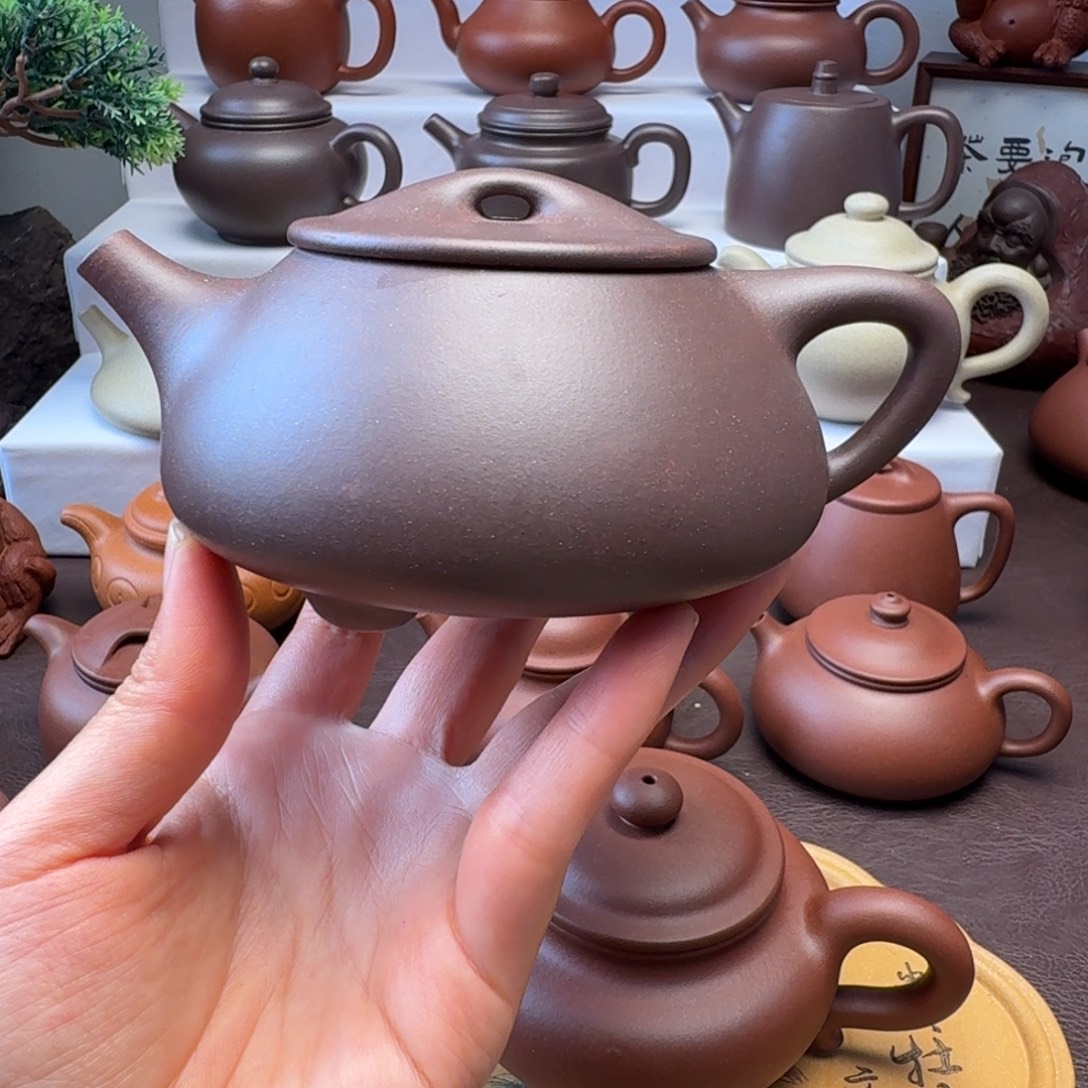 茶壶紫砂特练紫泥 满飘  300微瑕疵