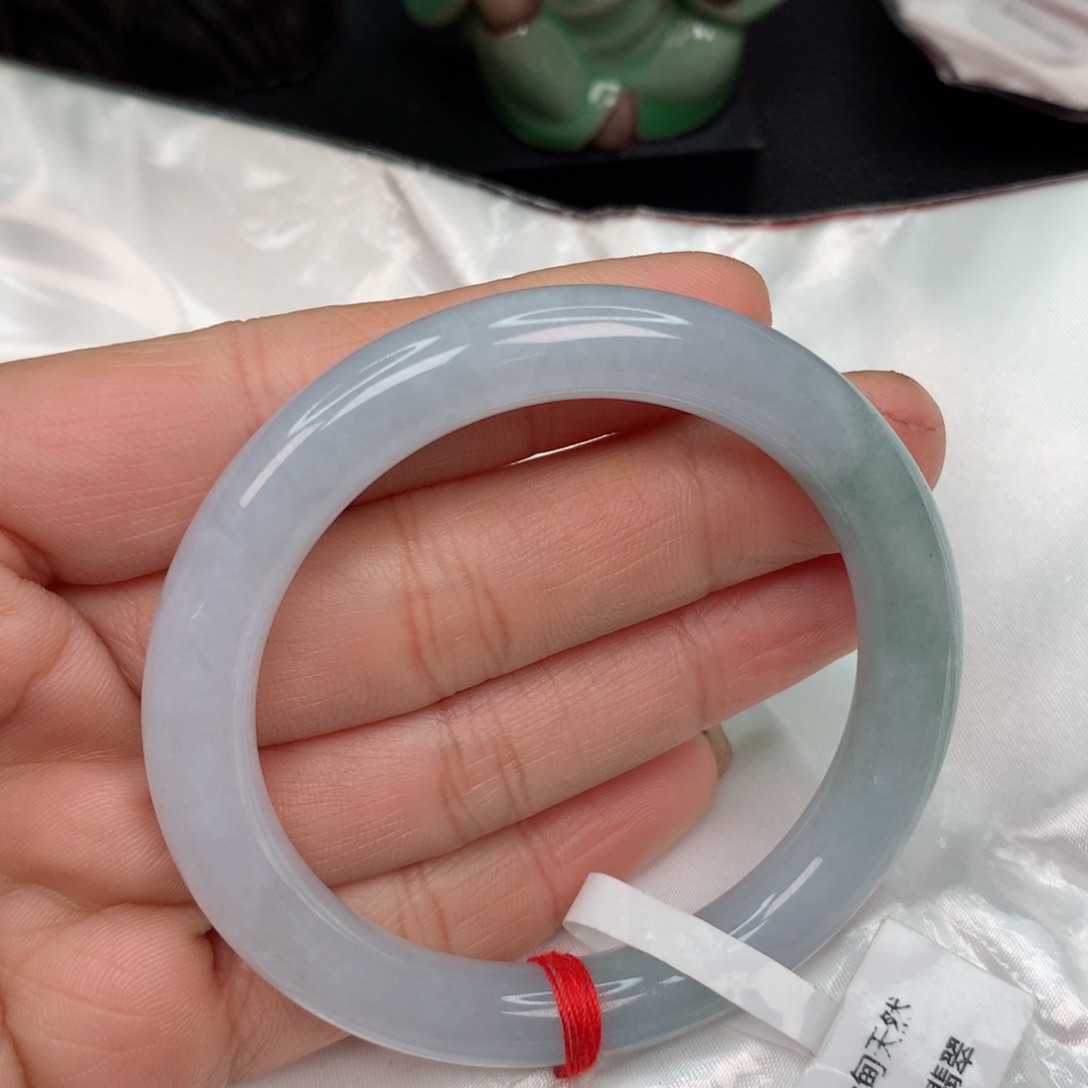 翡翠手镯未镶嵌………..