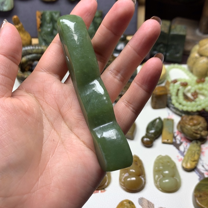 透闪石质玉未镶嵌颈饰