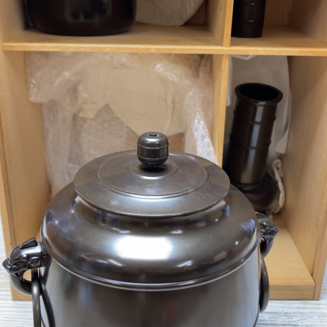 瓷片密密麻麻地排列着一个