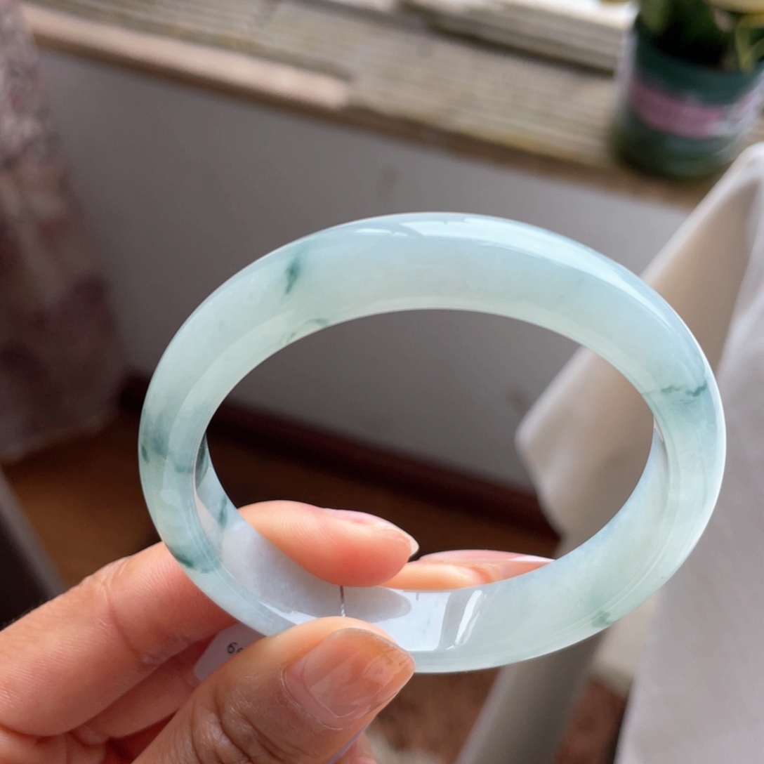 翡翠手镯未镶嵌飘花