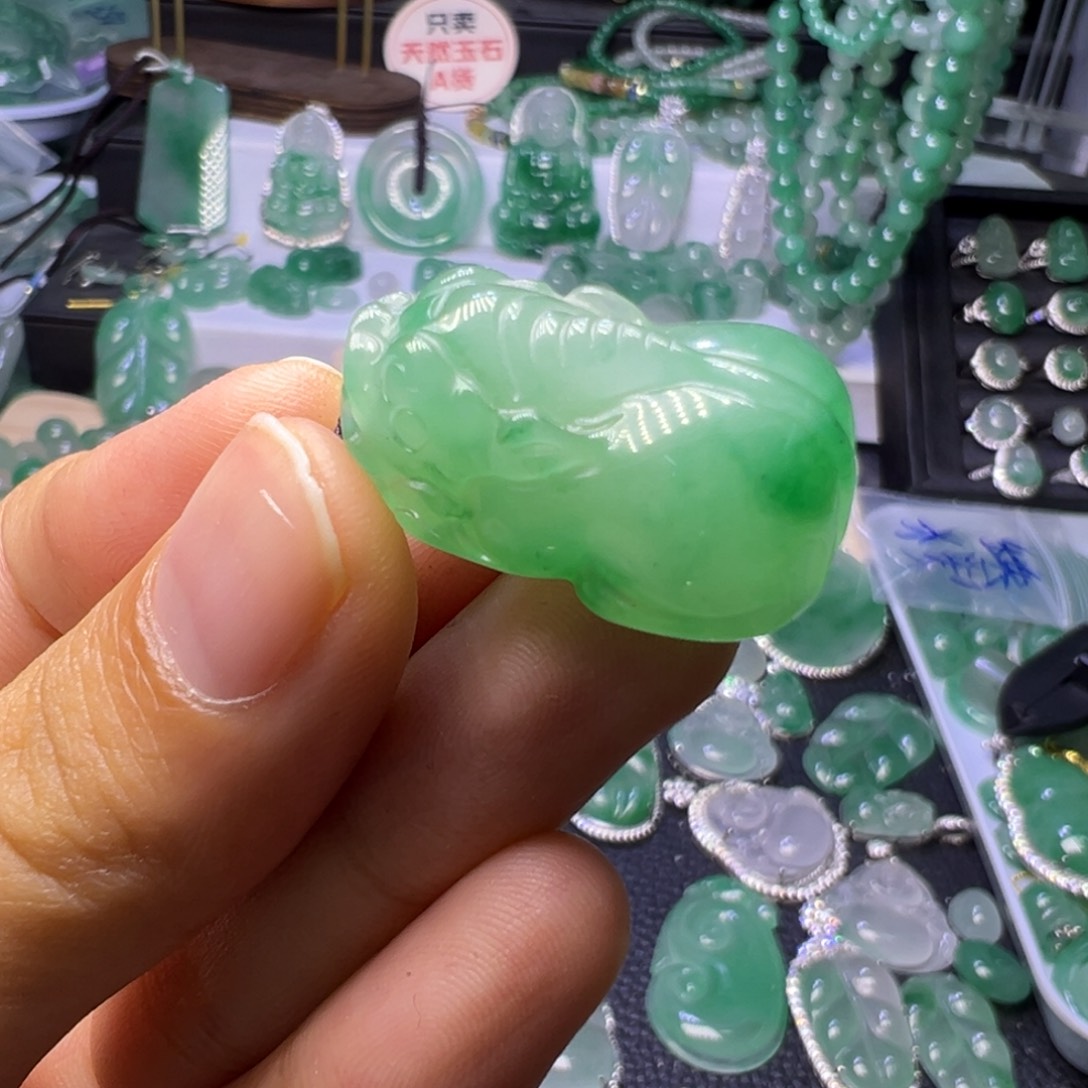 石英质玉（非洲翠）未镶嵌颈饰