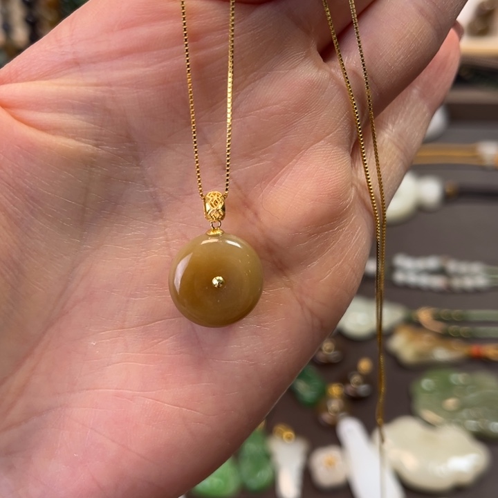 和田玉18K金镶嵌颈饰糖扣