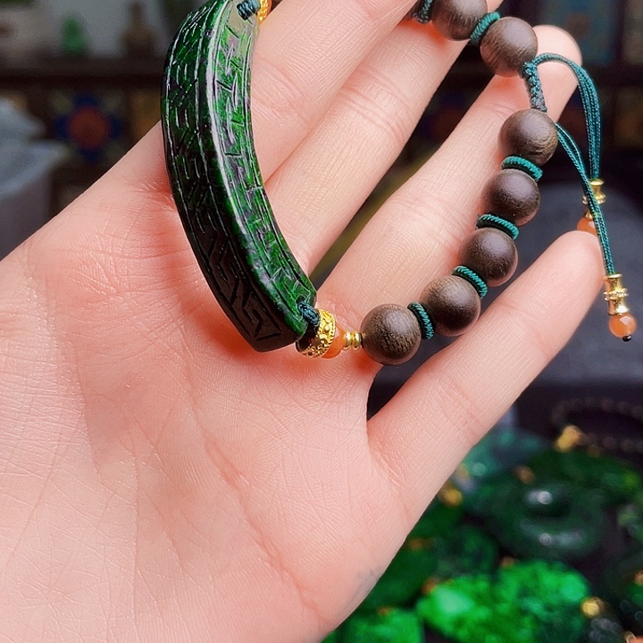 翡翠未镶嵌颈饰多样性