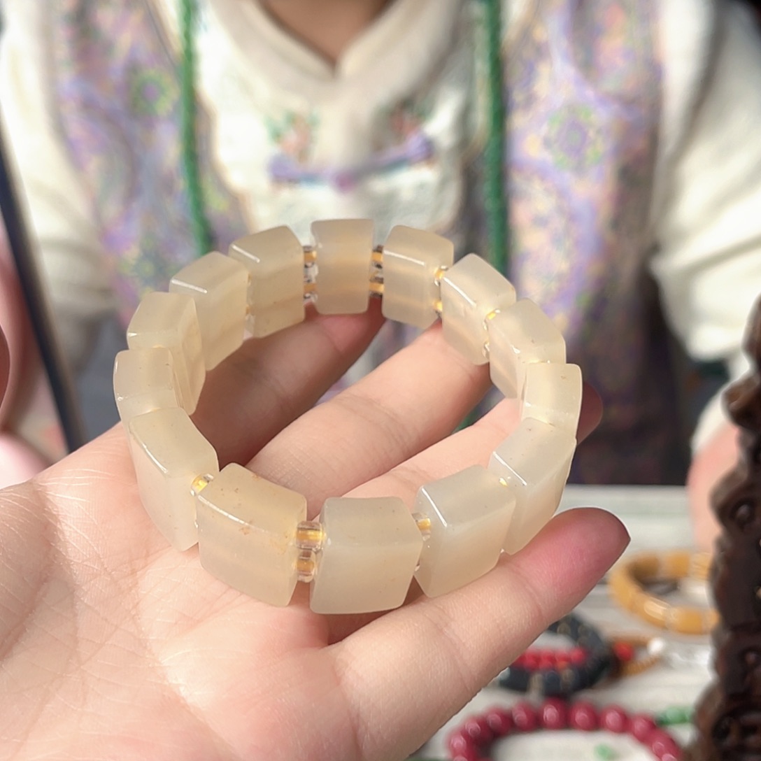 密玉（石英质玉）未镶嵌颈饰