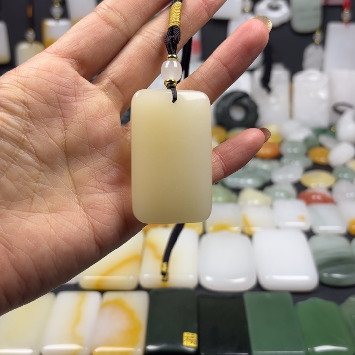 石英质玉（金丝玉）未镶嵌颈饰