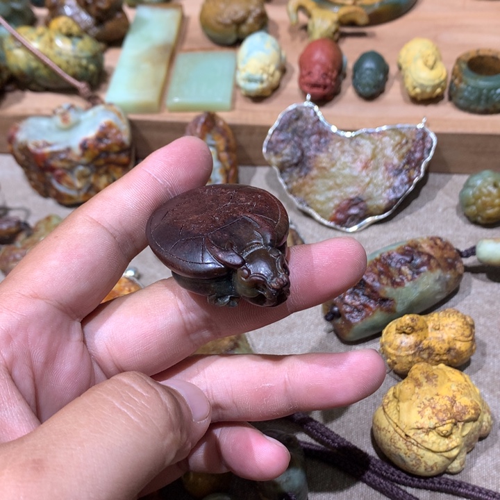 未镶嵌岫岩河磨玉（透闪石质玉）把件