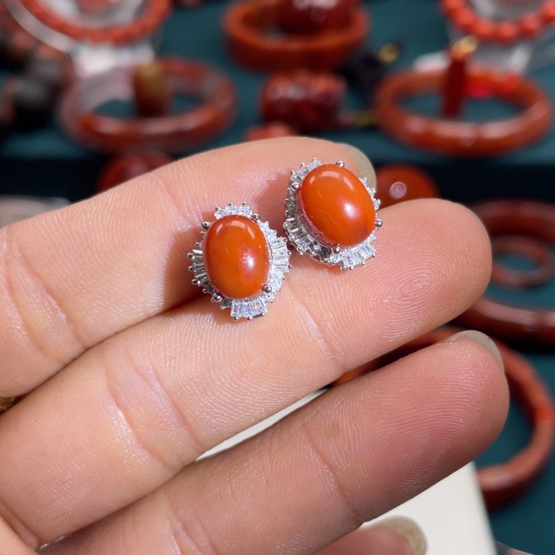 南红玛瑙川料满肉南红耳钉银S925镶嵌