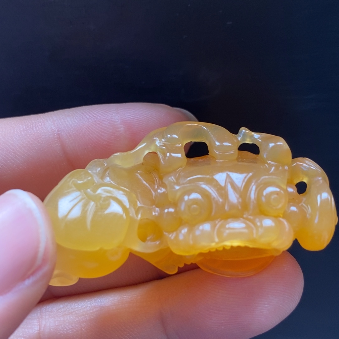 石英质玉（黄龙玉）未镶嵌颈饰