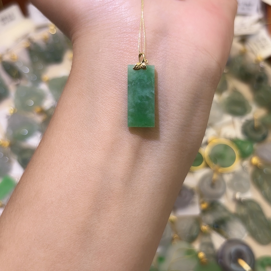 翡翠18K金镶嵌颈饰无事牌