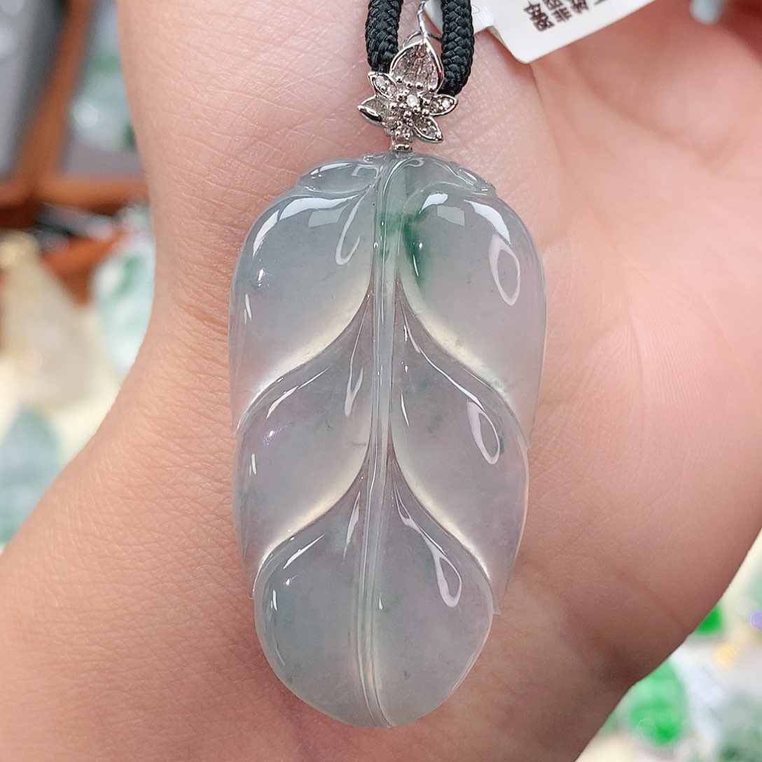 颈饰18K金镶嵌翡翠叶子