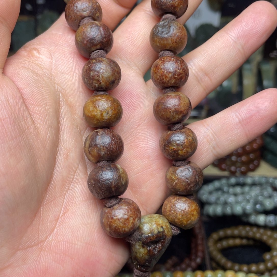 岫岩河磨玉（透闪石质玉）未镶嵌颈饰15×12手持