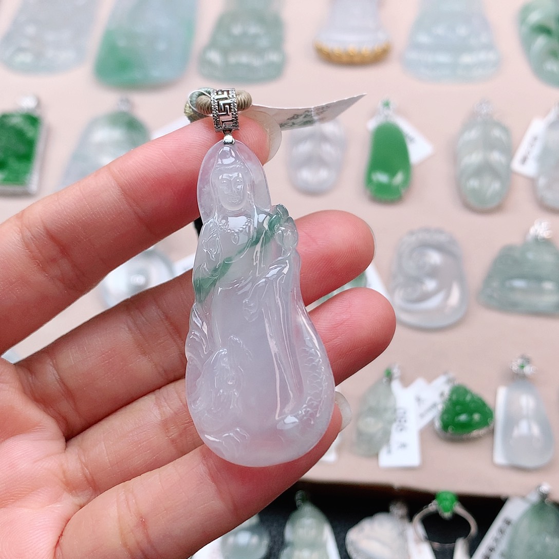 翡翠颈饰18K金镶嵌站观音