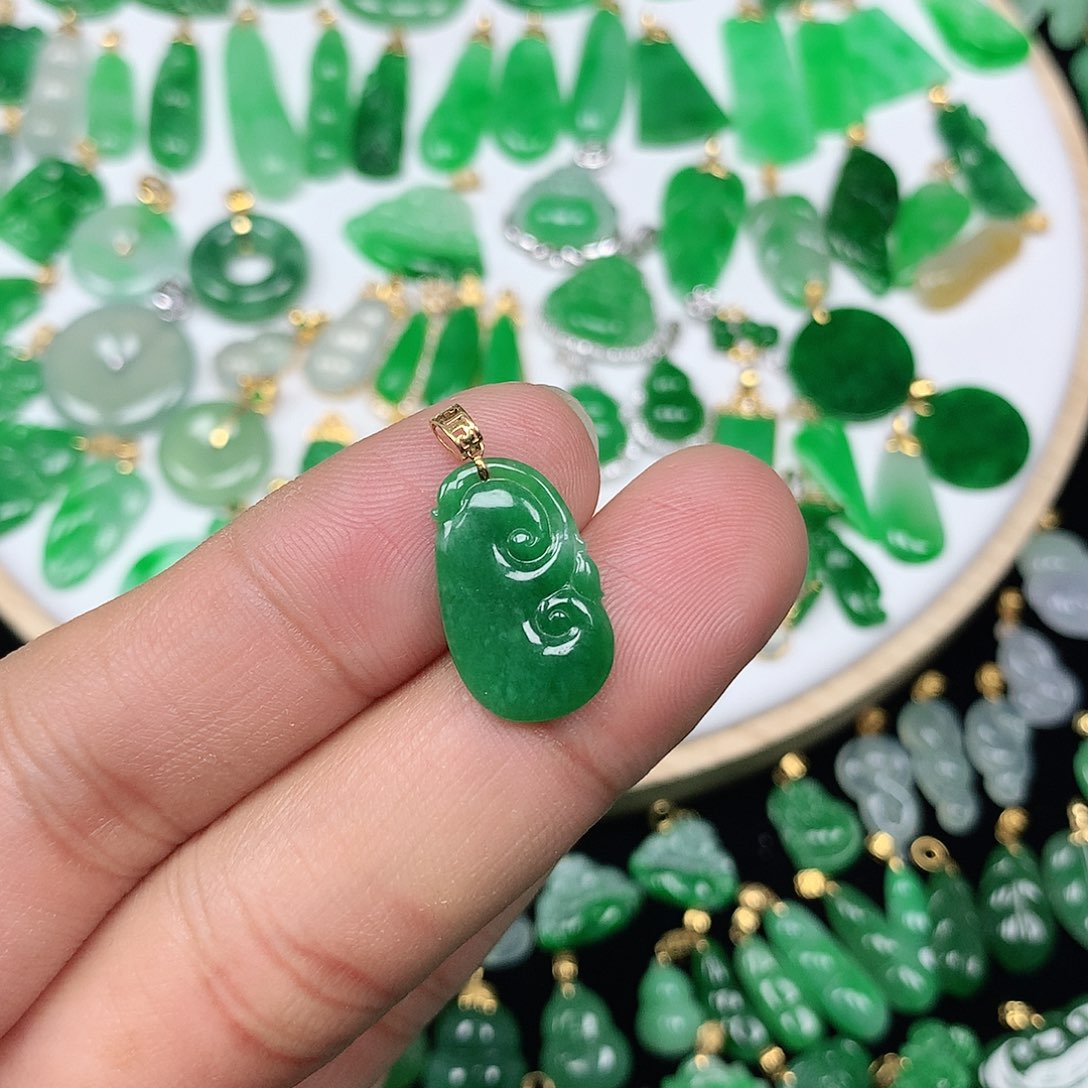 翡翠颈饰18K金镶嵌丽**澜小巧精美满绿如意