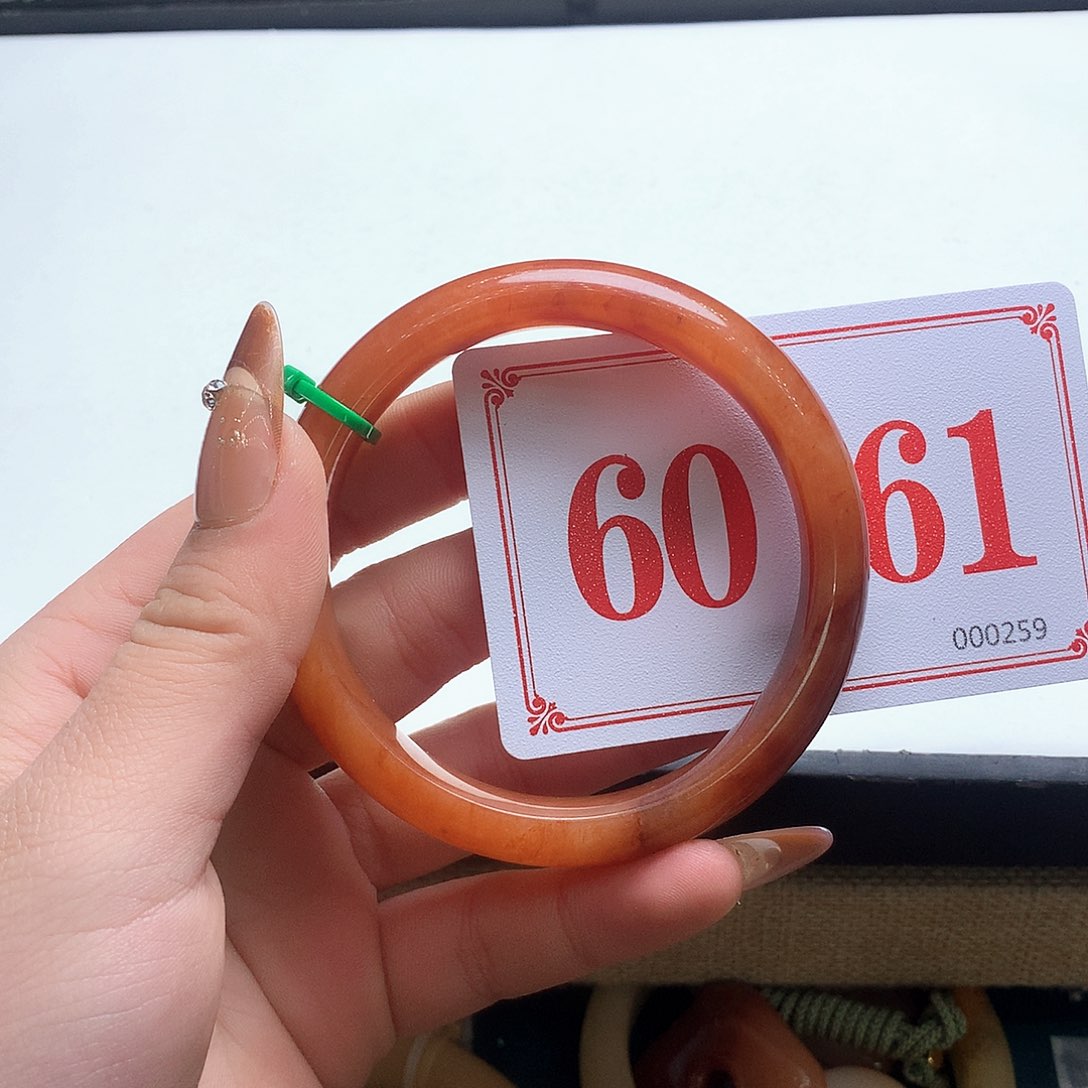 未镶嵌石英质玉（黄龙玉）手镯