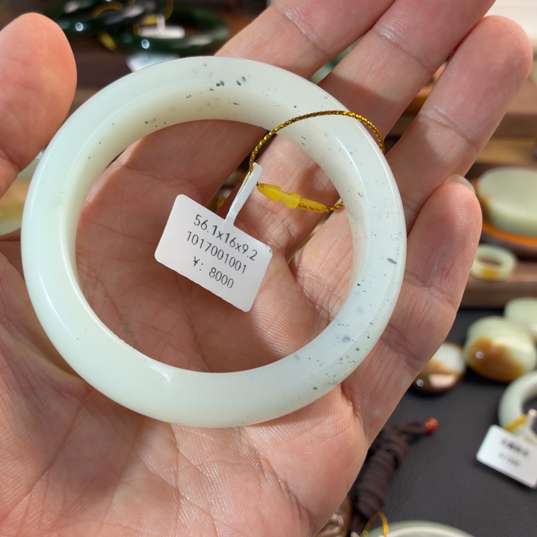 雯***和田玉未镶嵌手镯