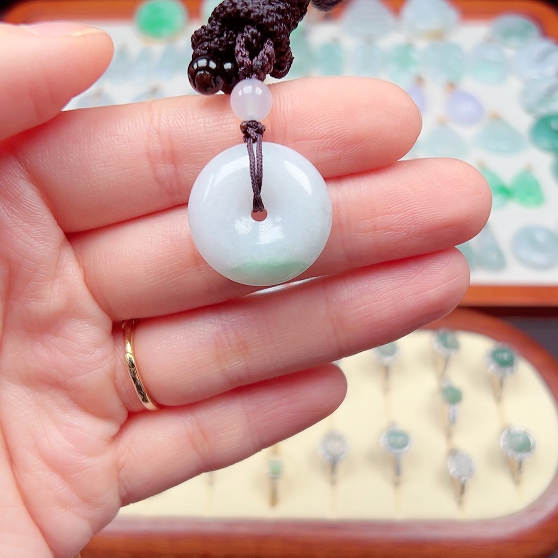 翡翠颈饰未镶嵌平安扣