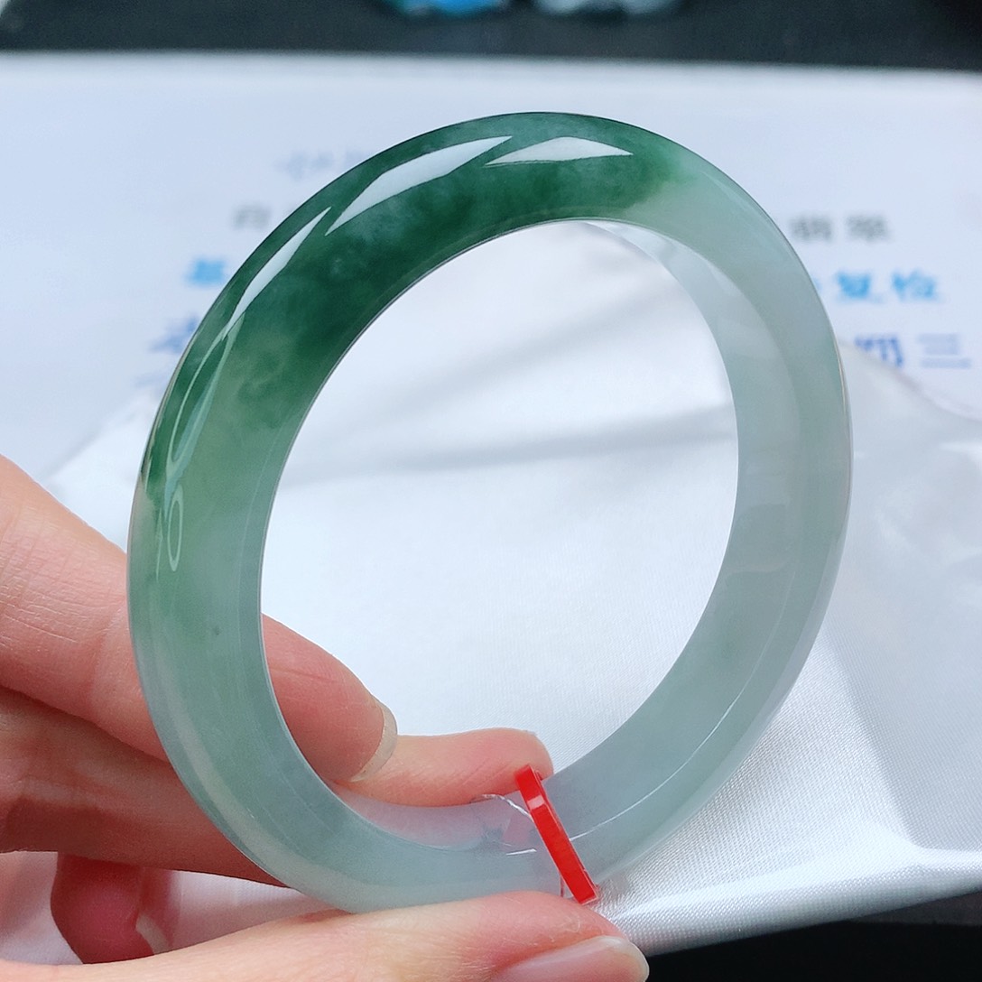 翡翠手镯未镶嵌55圈
