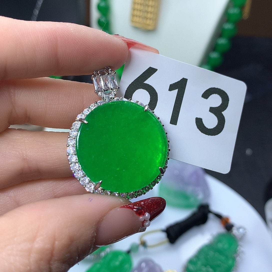 翡翠吊坠(赠链)未镶嵌