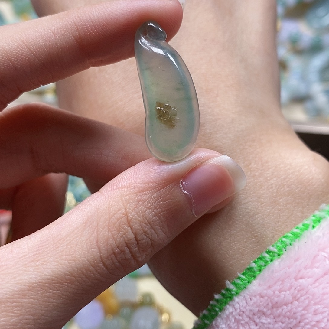 翡翠颈饰未镶嵌闪