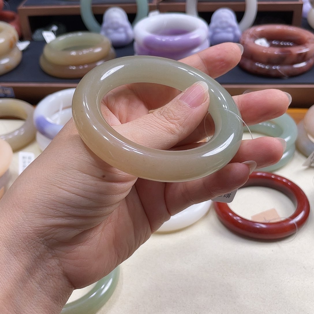 未镶嵌手镯石英岩玉A****甜