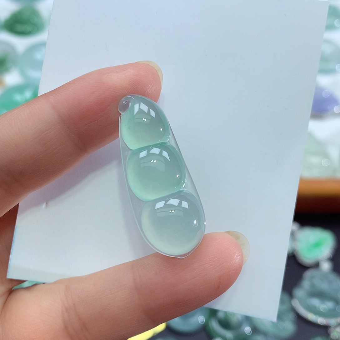 翡翠未镶嵌颈饰豆子