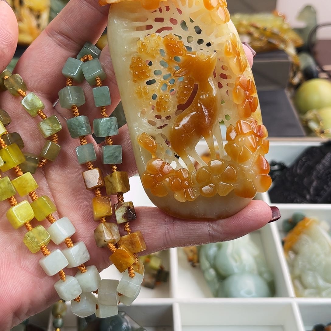 蛇纹石玉颈饰未镶嵌