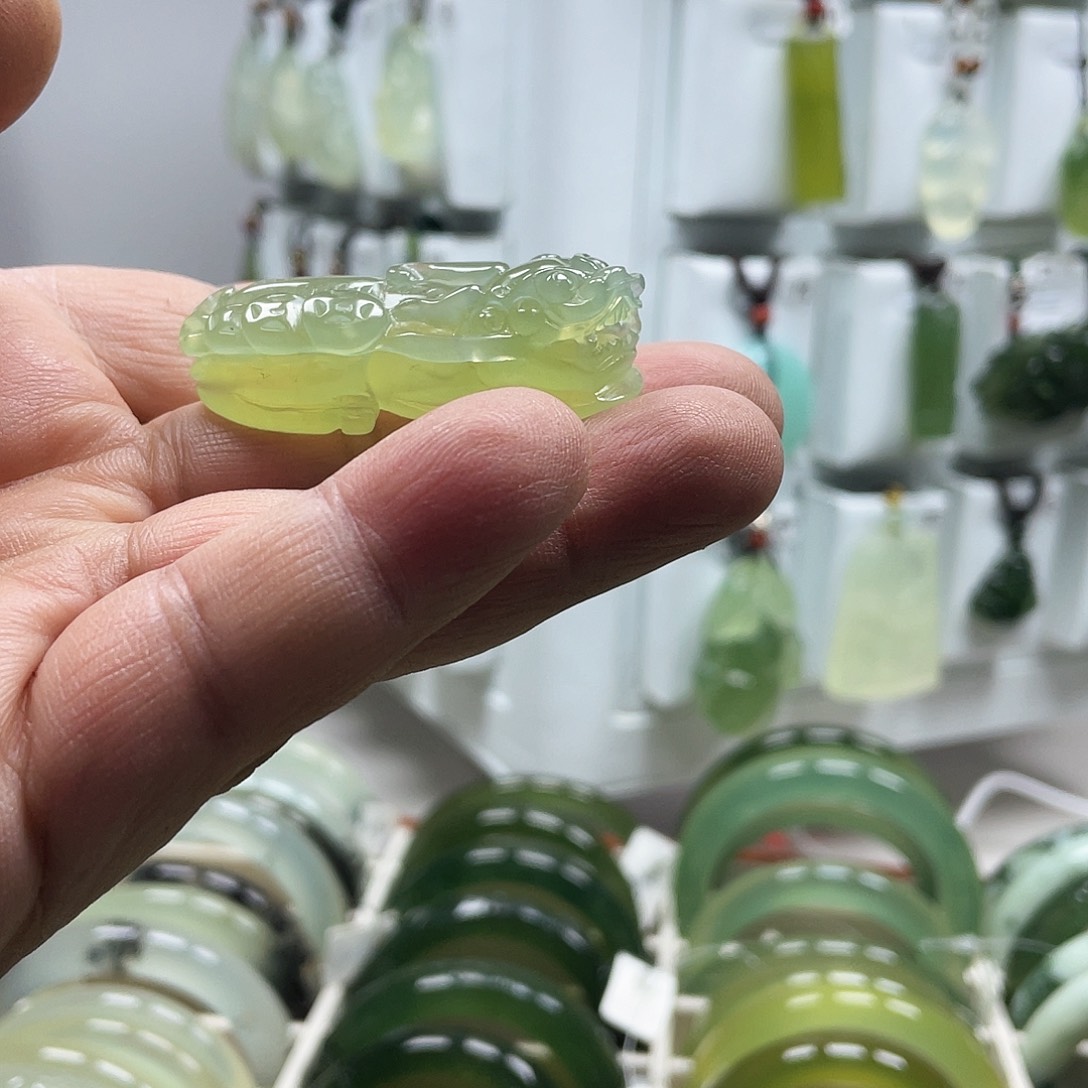 蛇纹石玉颈饰未镶嵌