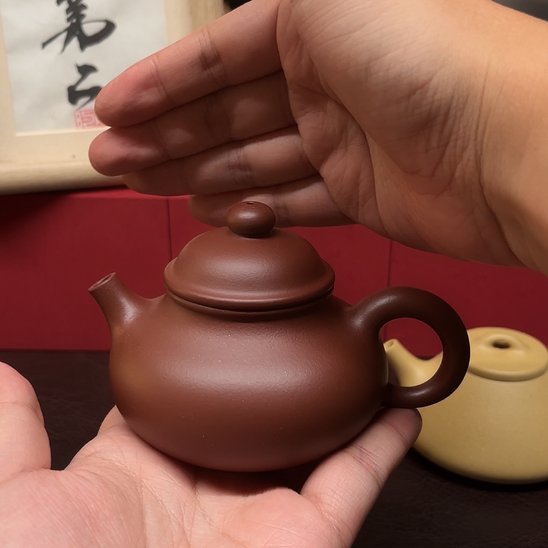 苏***清紫砂茶壶青山出品，容天壶。