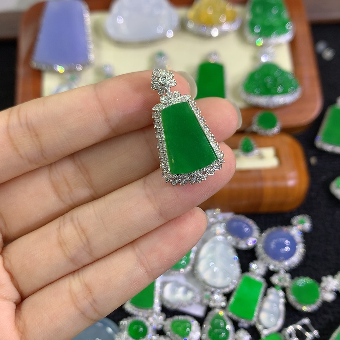 翡翠18K金镶嵌颈饰88888888