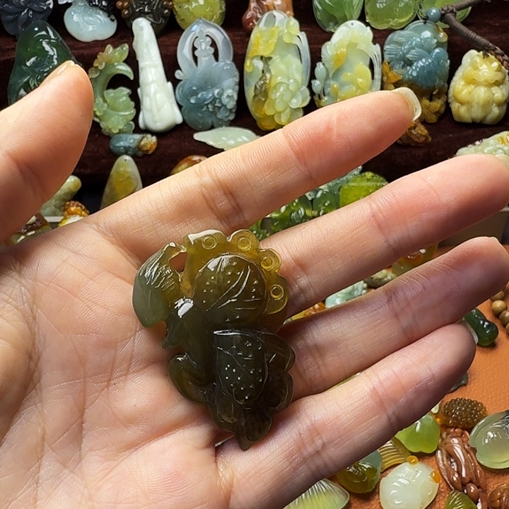 蛇纹石玉未镶嵌颈饰