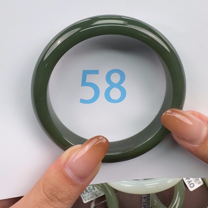 奶***叽和田玉未镶嵌手镯