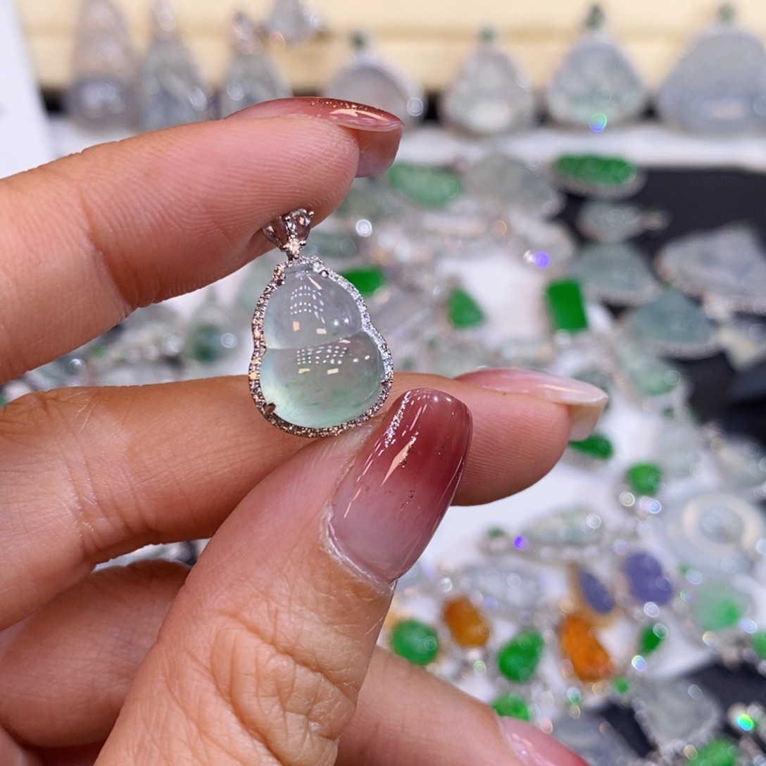 顺***。翡翠18K金镶嵌颈饰