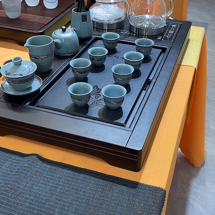 茶盘里还有一些蔬菜水果的水果