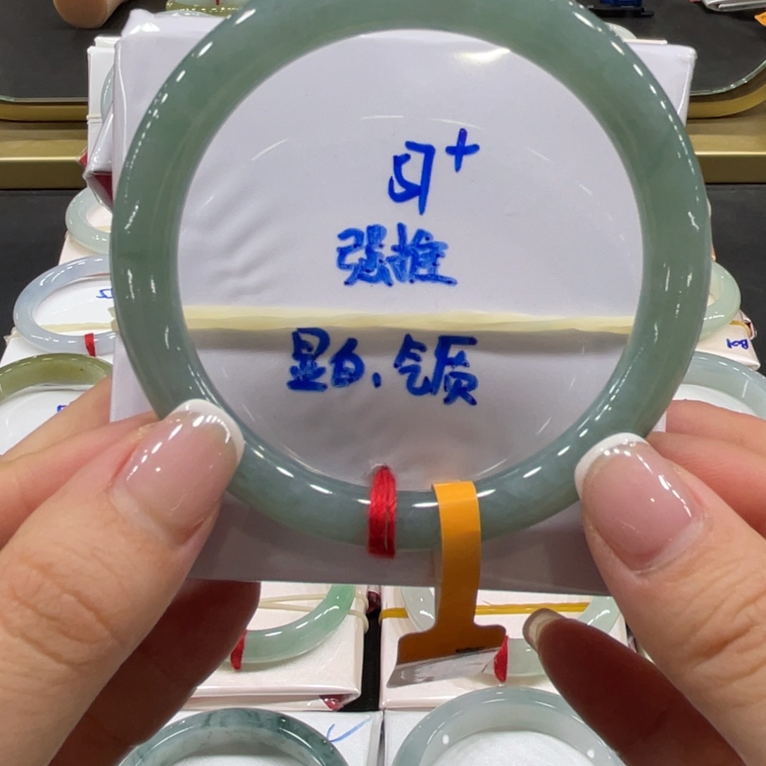 翡翠手镯未镶嵌翡翠