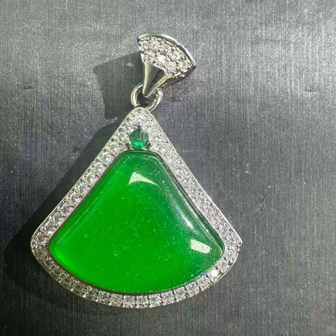 满绿扇型吊坠H141