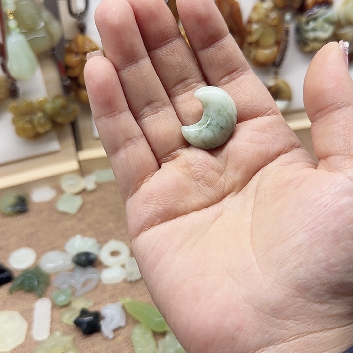 岫玉合金颈饰月亮