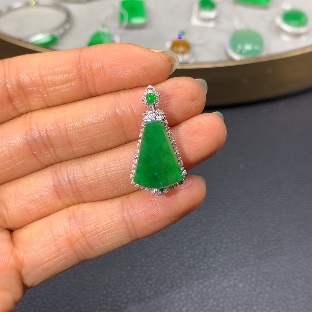 翡翠颈饰18K金镶嵌翡翠