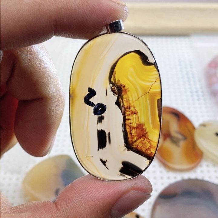 玛瑙/玉髓颈饰未镶嵌丫**?