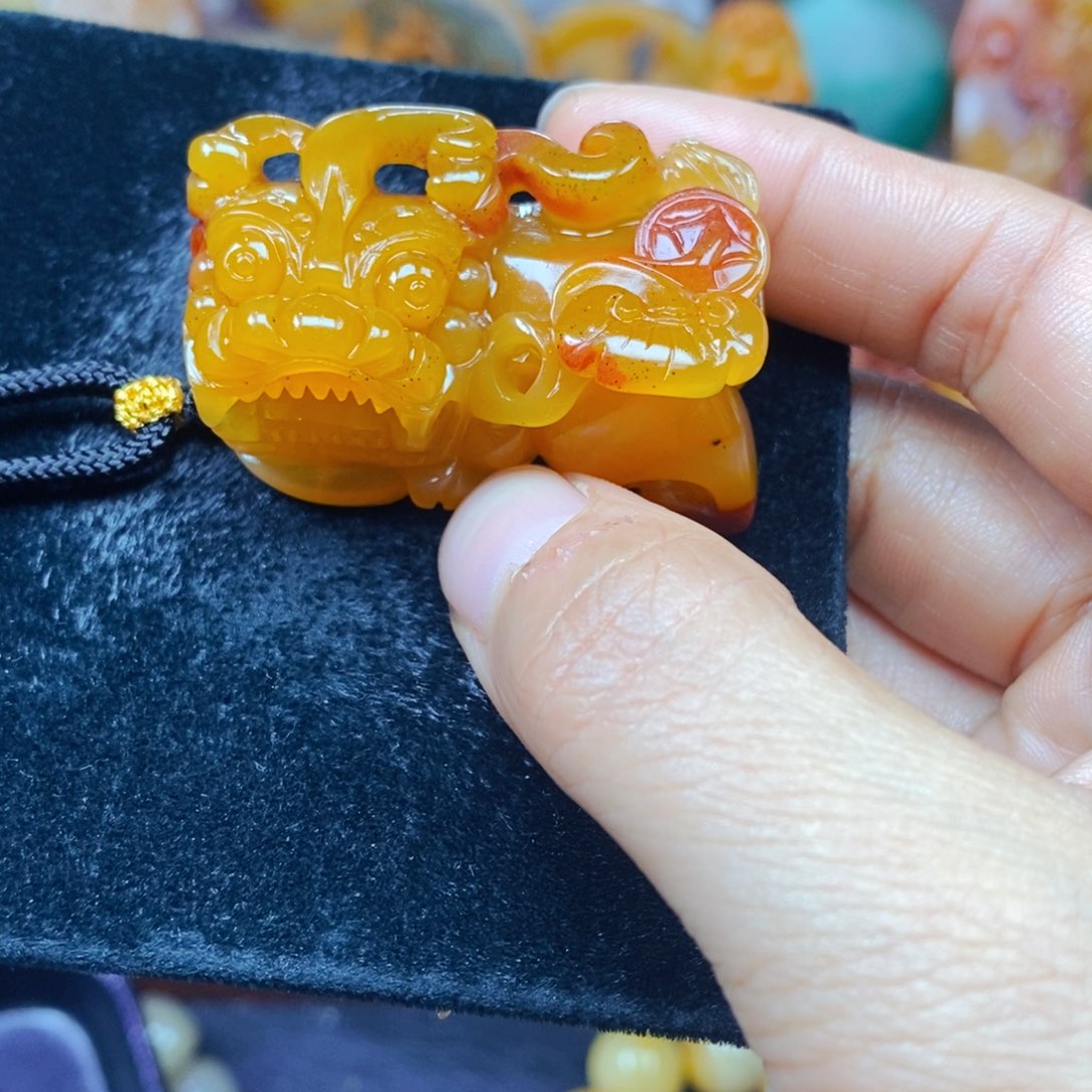 石英质玉（黄龙玉）未镶嵌颈饰