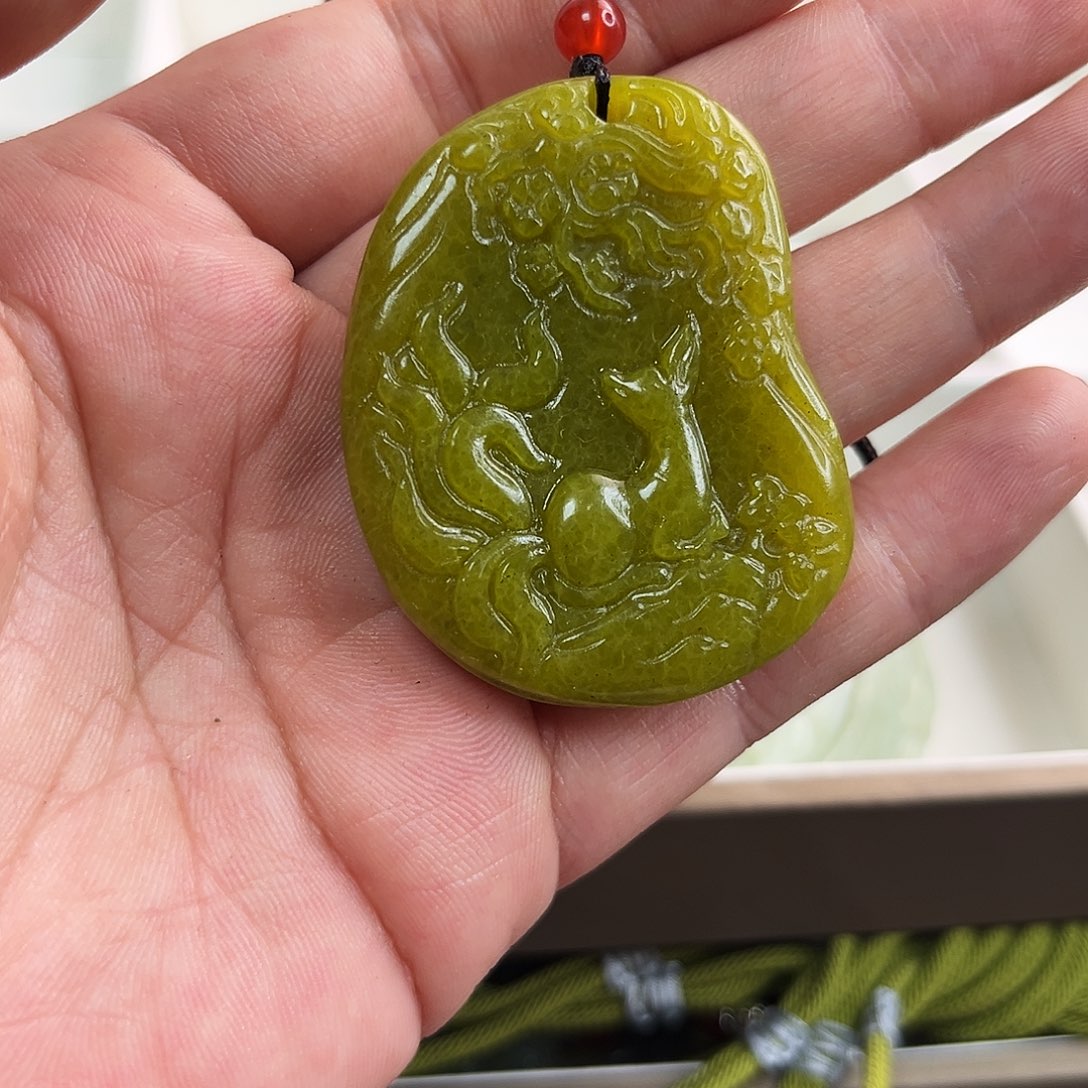 蛇纹石玉颈饰未镶嵌