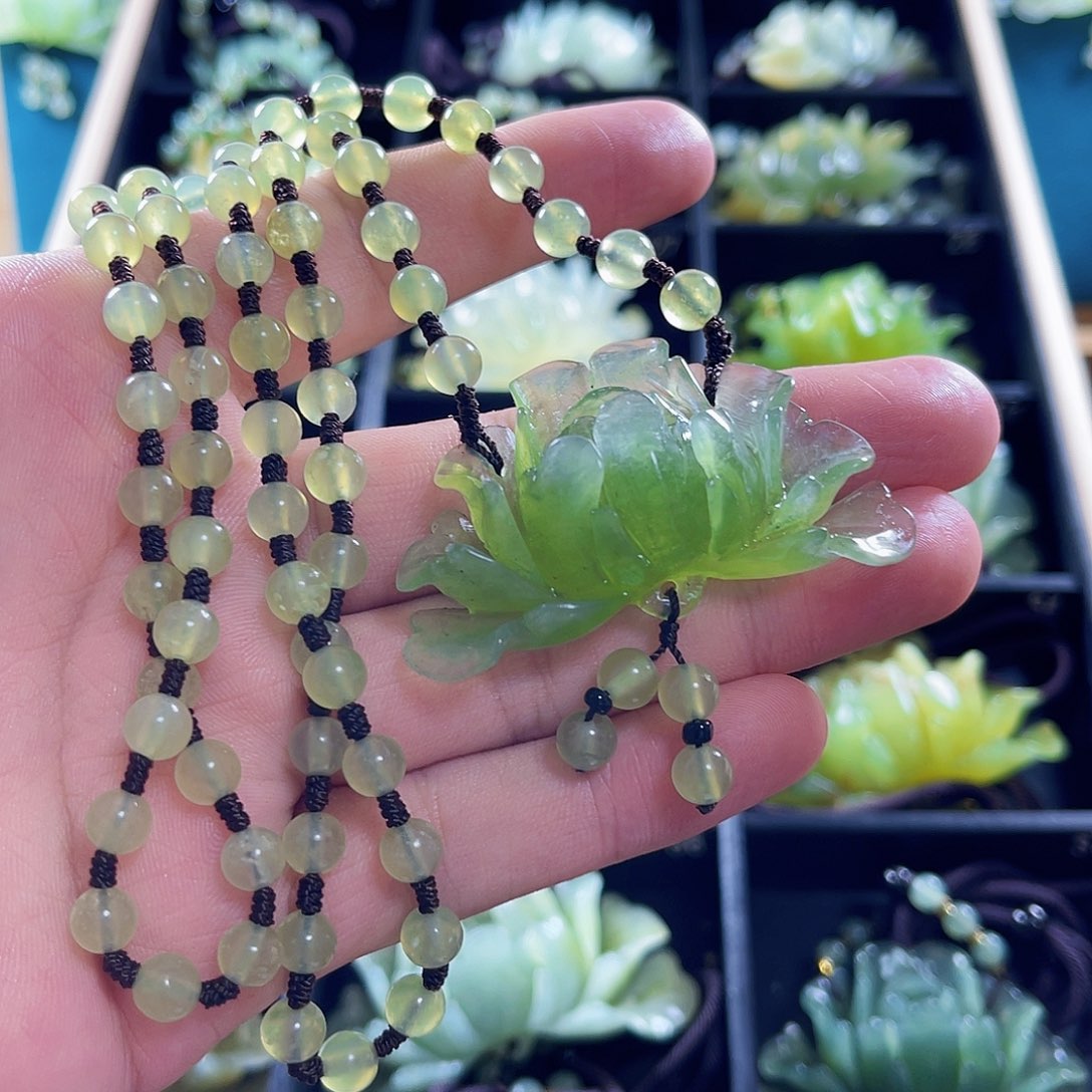 蛇纹石玉颈饰未镶嵌