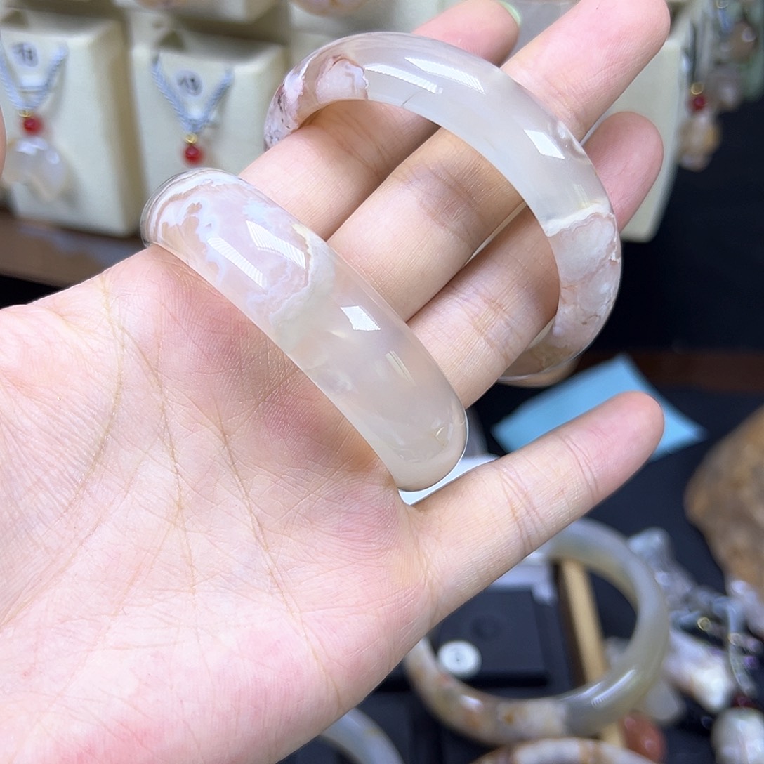 拥***青颈饰未镶嵌石英质玉